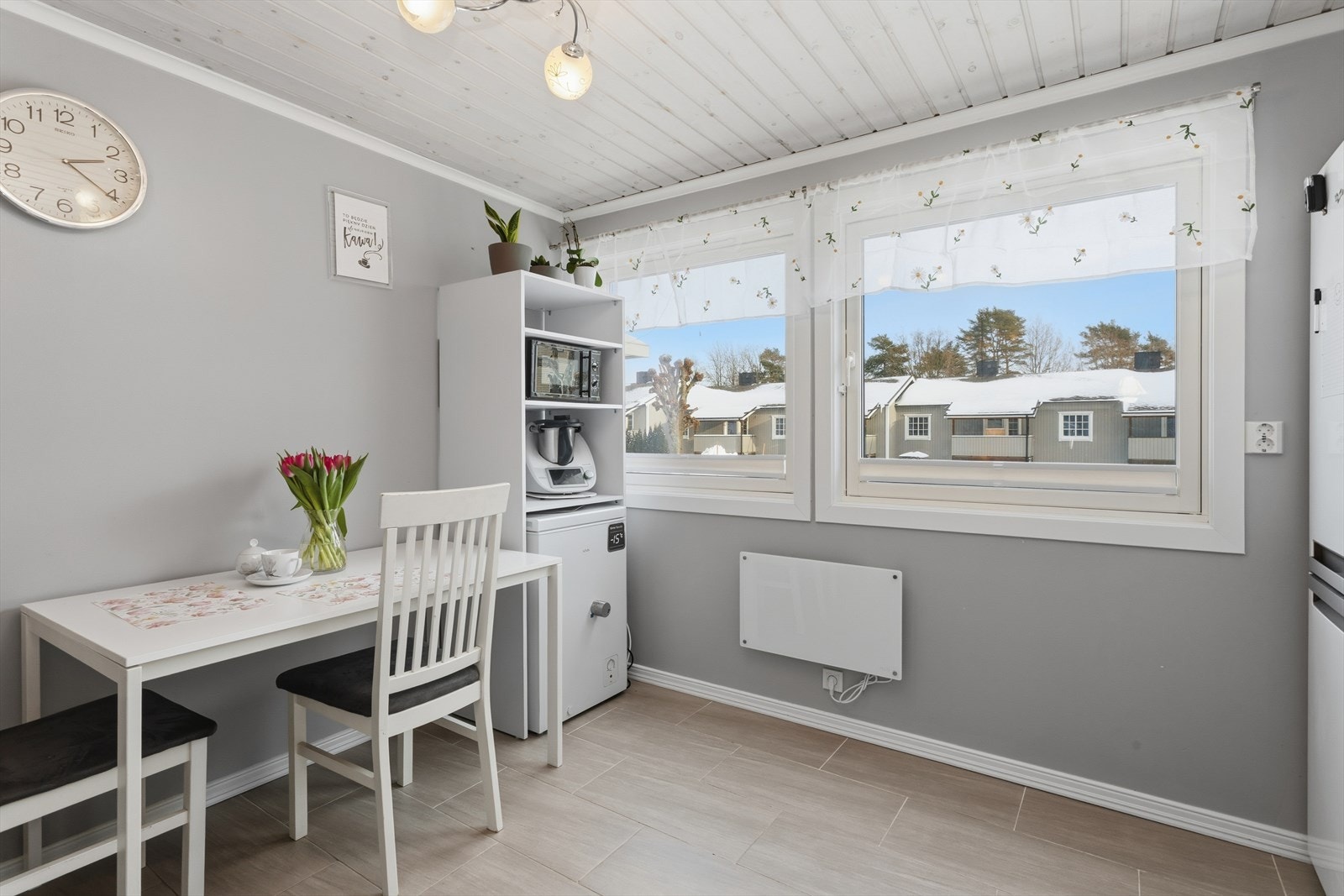 Det er plass til spisebord i tilknytning til kjøkkenet. Galleribilde