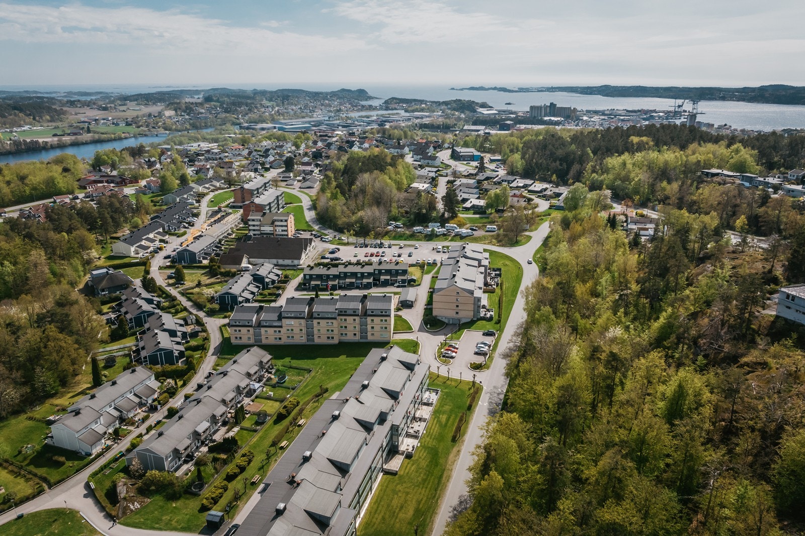 Tomten er relativt flat og har plen samt beplantning. Galleribilde