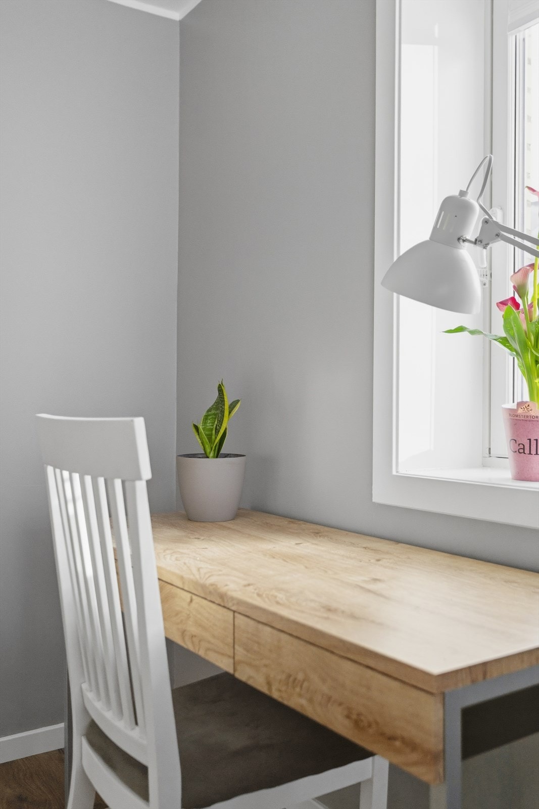 Arbeidsplassen er praktisk plassert ved vinduet for naturlig lys. Galleribilde