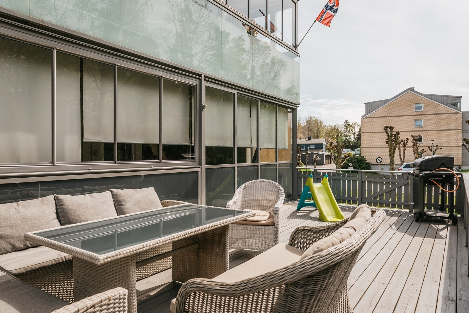 Her får du både en innglasset balkong og en romslig terrasse Galleribilde