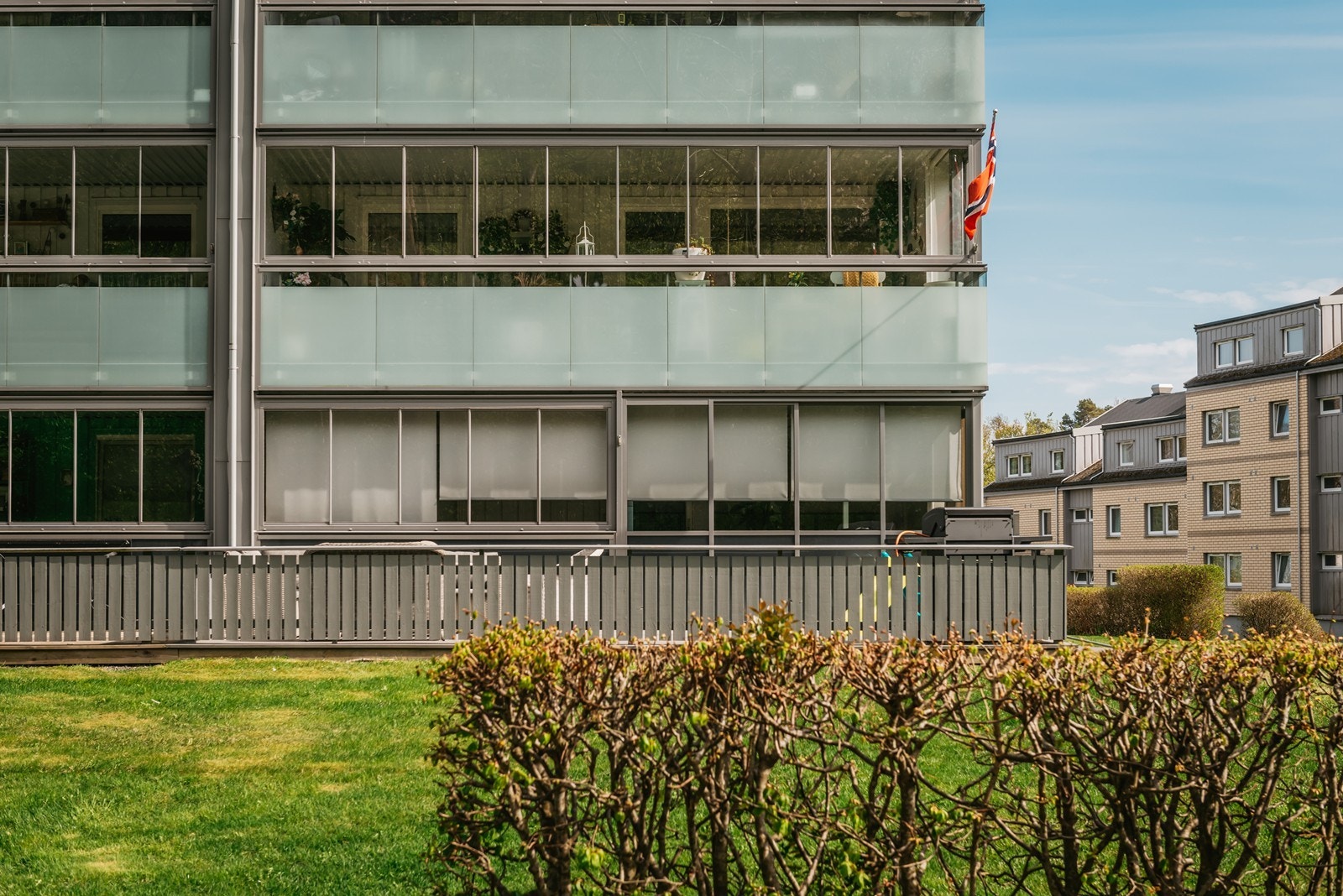 Inngangspartiet til bygningen er overbygd og tilrettelagt med rampe. Galleribilde