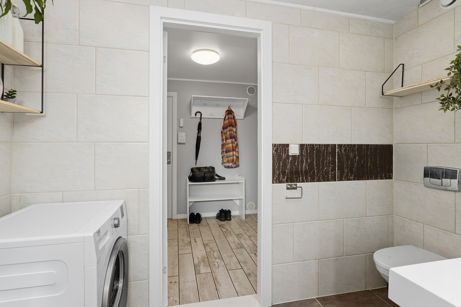 Badet har innredning med nedfelt servant og vegghengt toalett for en effektiv utnyttelse av arealet. Galleribilde