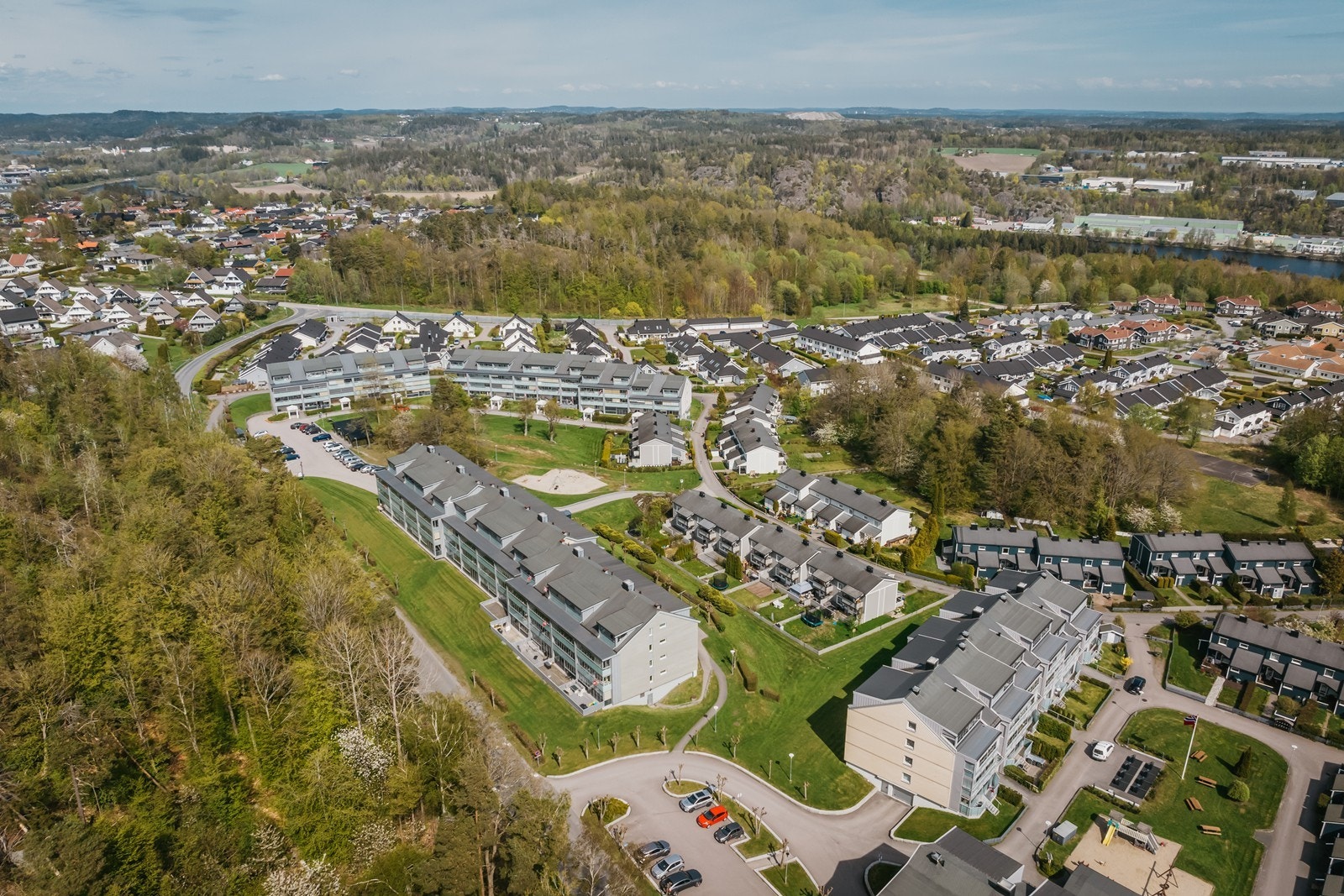 Boligen har adkomst via offentlig vei eller gate. Galleribilde