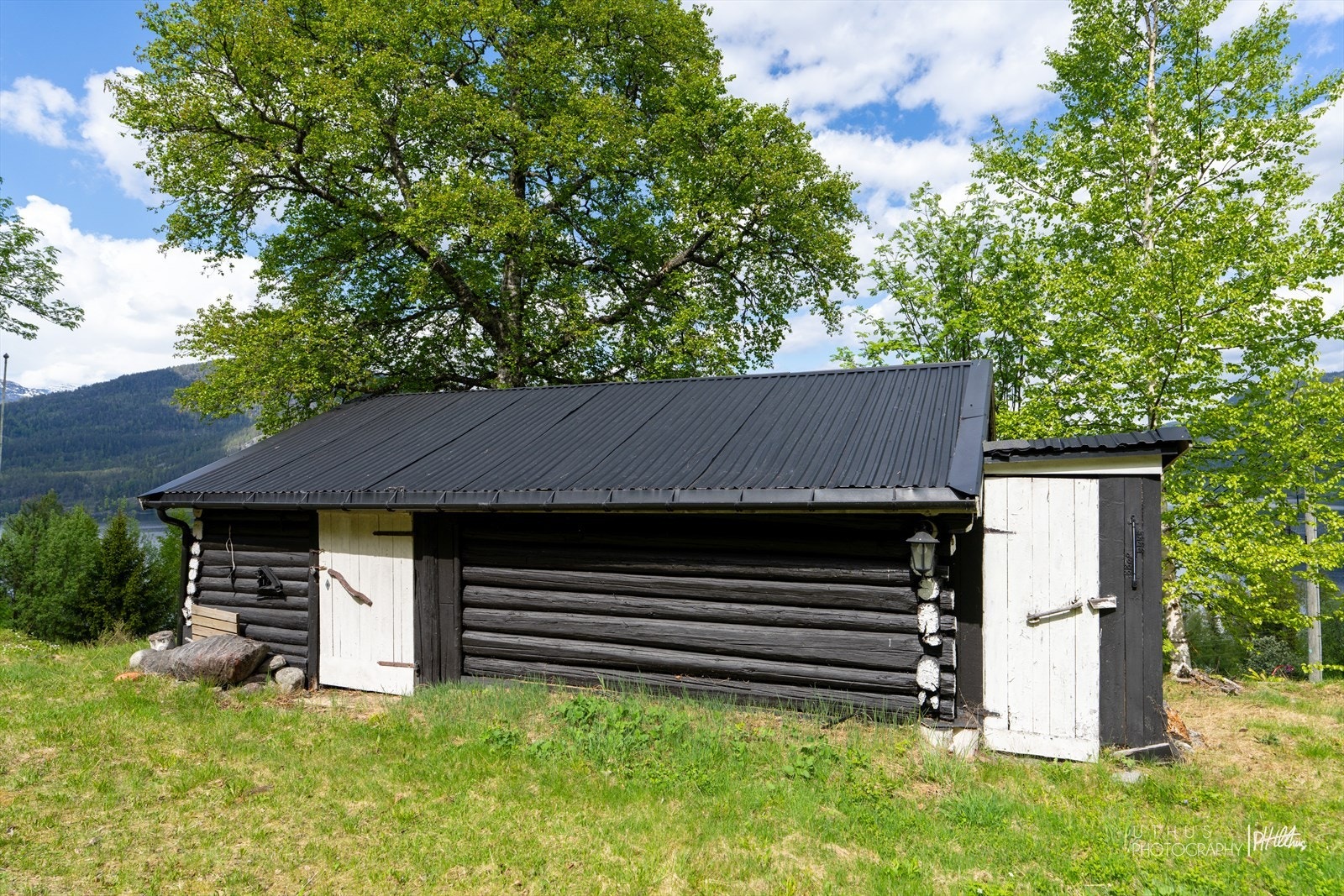 Sjarmerende anneks med bod, et rom og utedo. Galleribilde