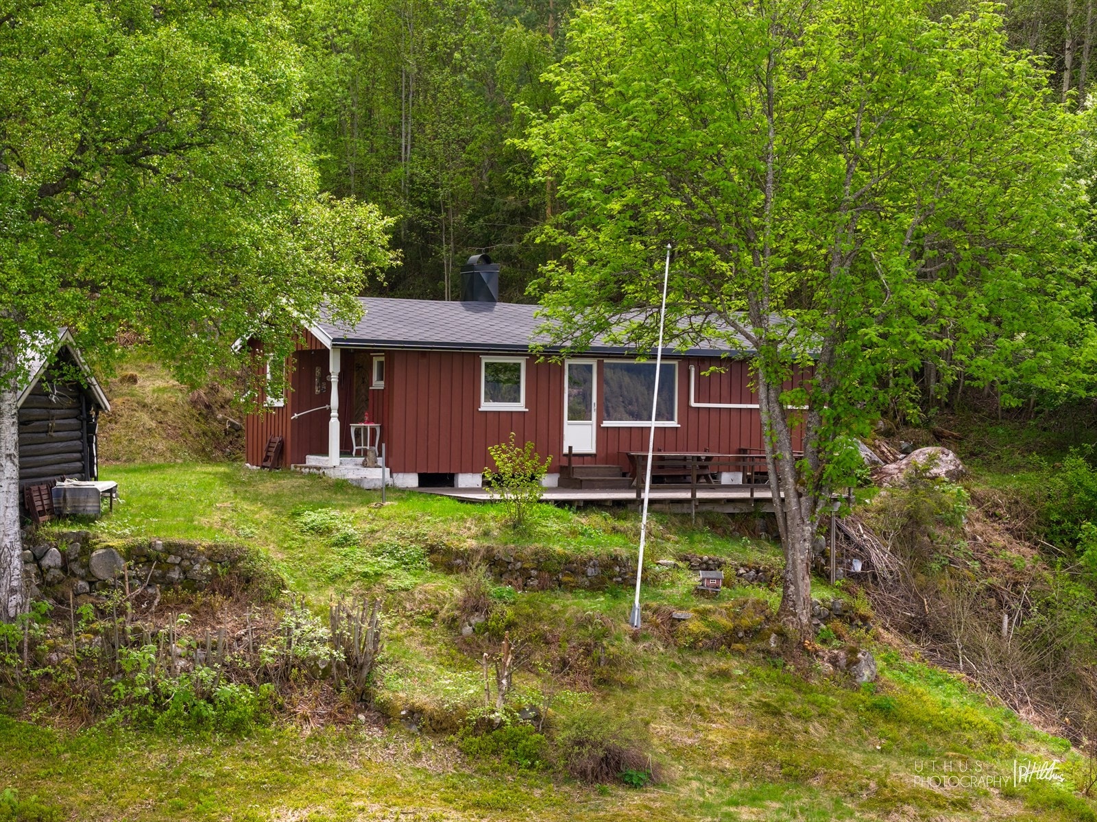 Sjarmerende hytte midt i vakre naturomgivelser - Foto: Uthus Galleribilde
