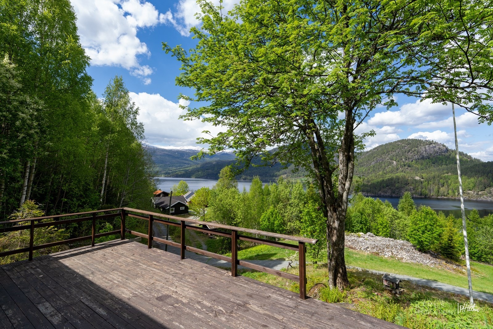 Hytta har en nordvestvendt terrasse på ca 31kvm. Galleribilde