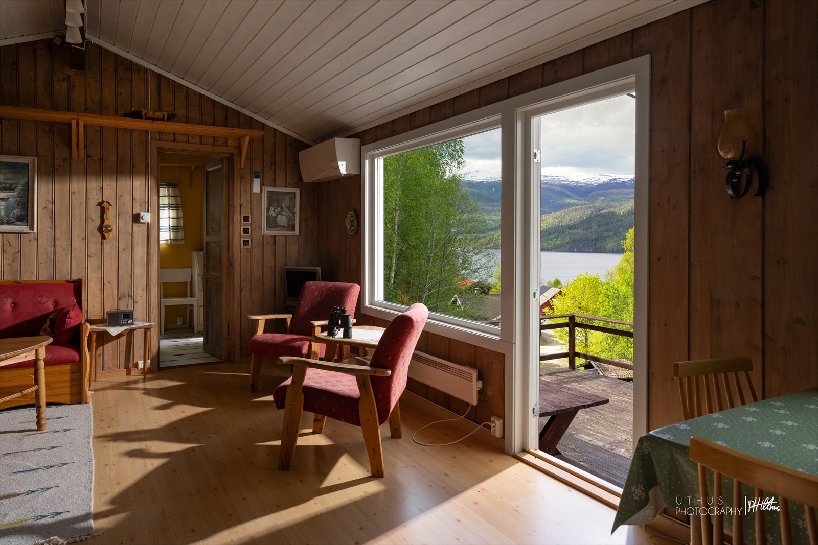 Stuen får godt med naturlig lysinnslipp og har direkte adgang til terrasse. Galleribilde