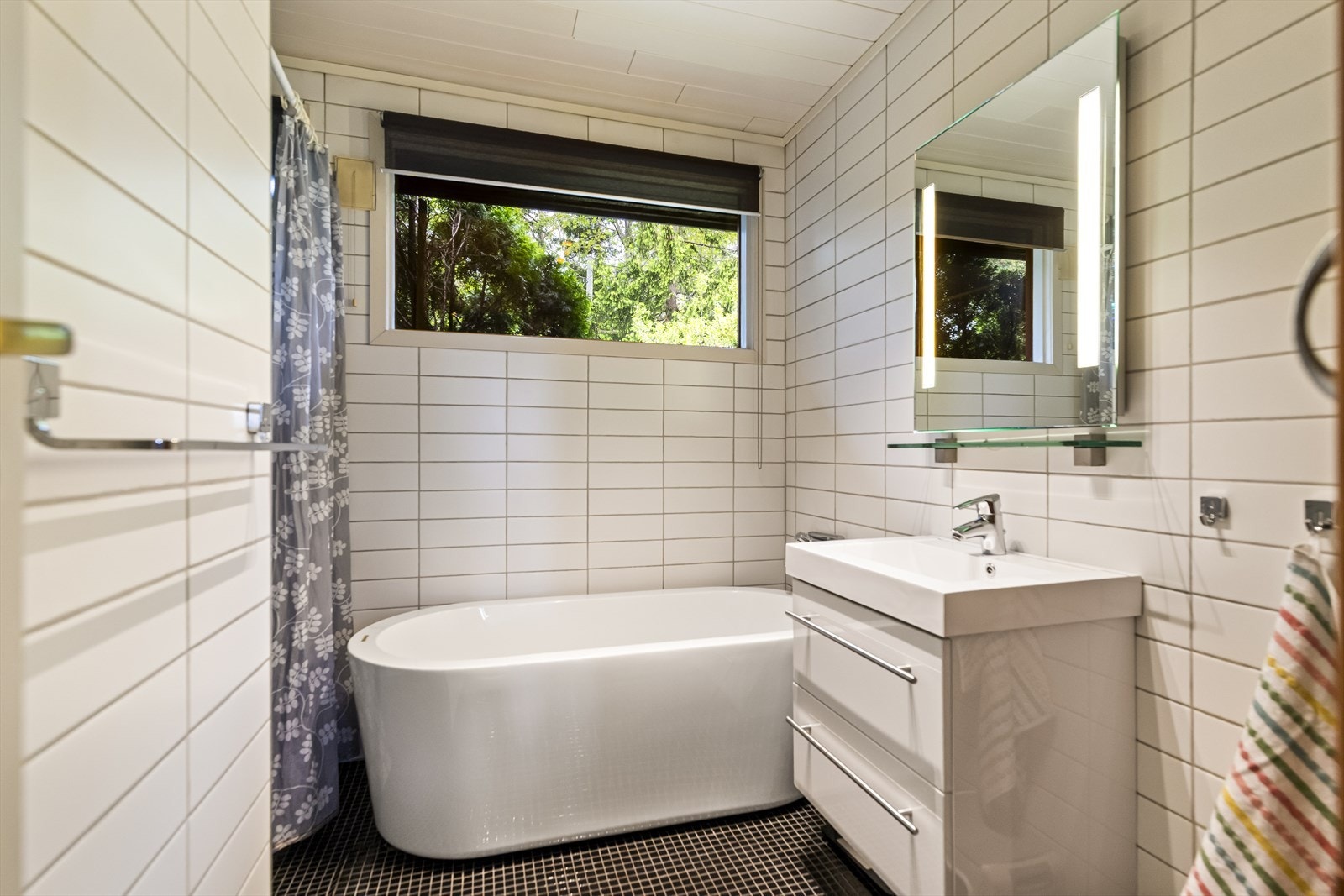 Badet i 1. Etasje er fra 2014 og har badekar. Galleribilde