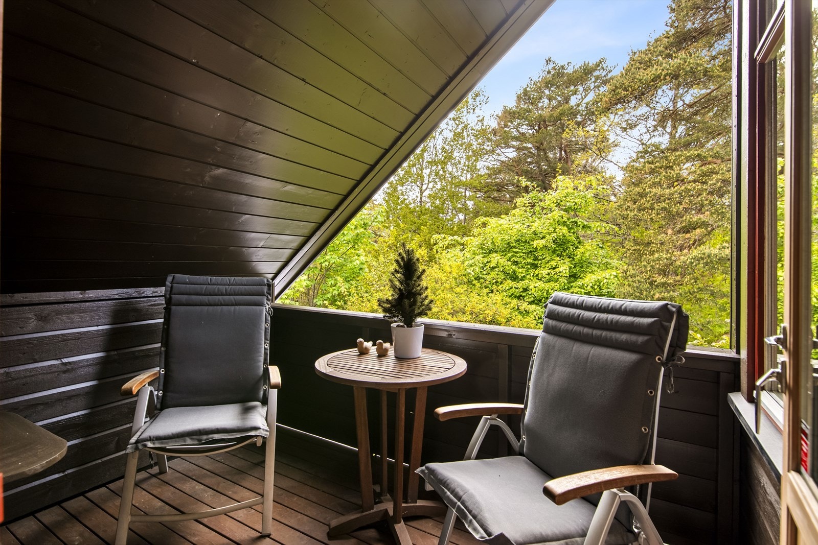 Det er to verandaer i 2. Etasje, her ut mot skogen. Galleribilde