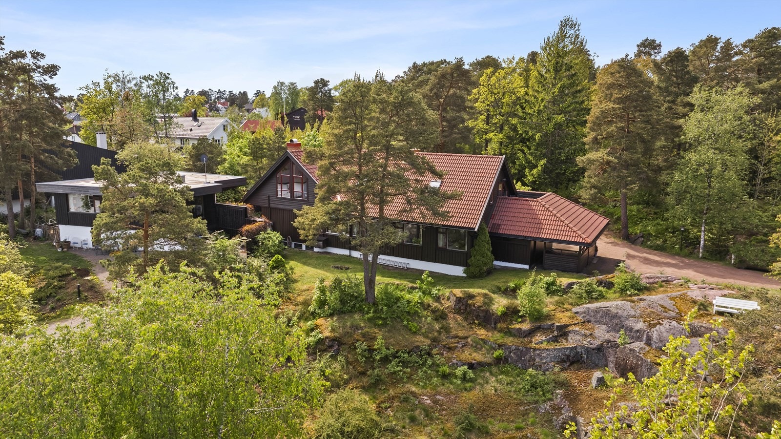 Tomten med det passende bruksnavnet "Knausen" er på drøye 1 mål. Galleribilde