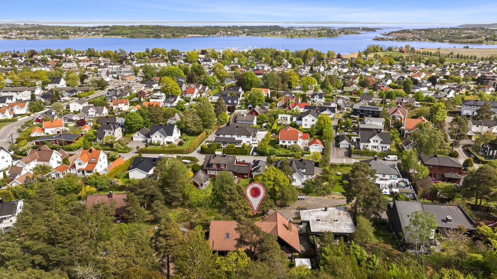 Boligen ligger høyt i terrenget på Teie. Galleribilde
