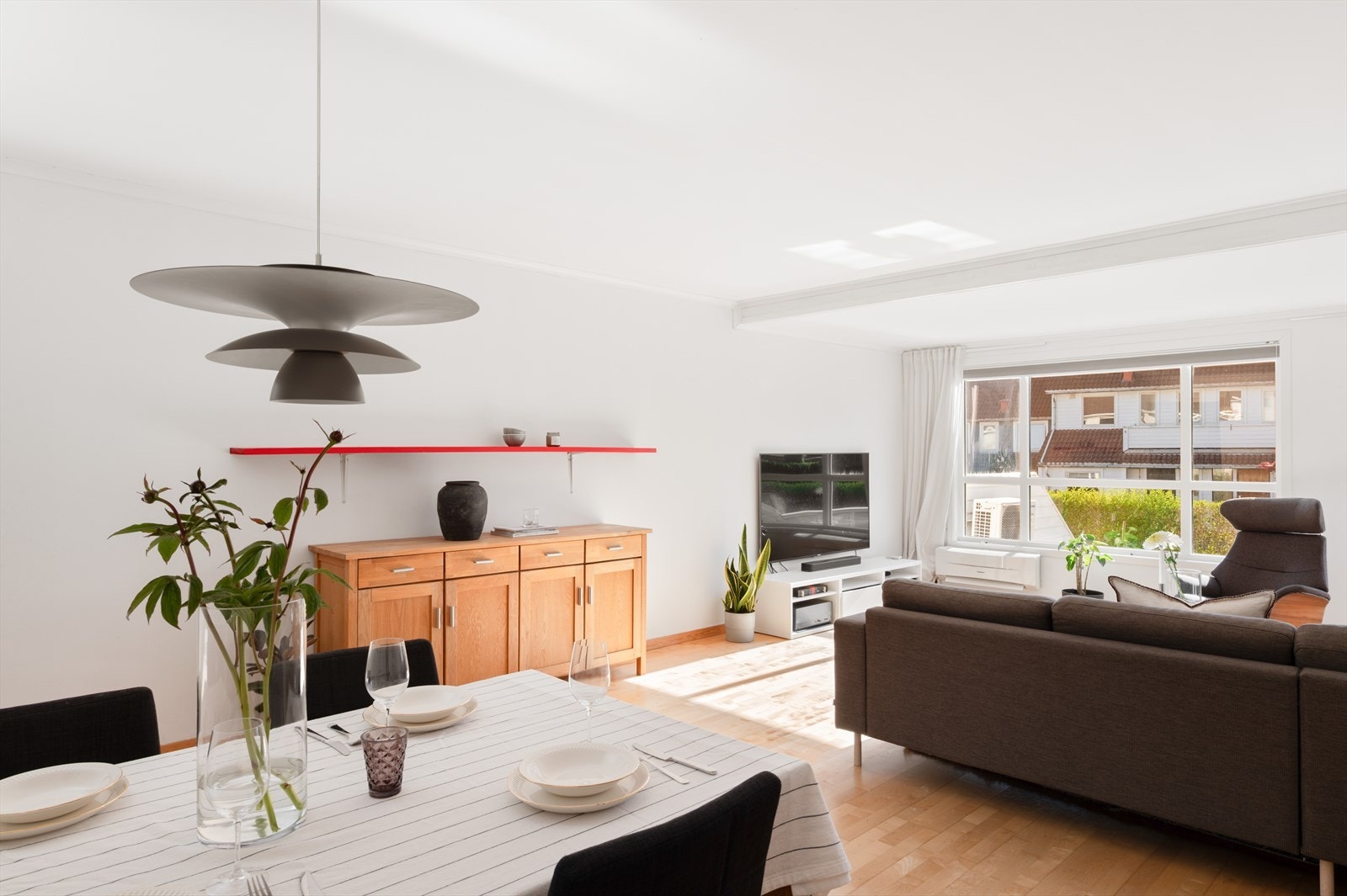 Den åpne løsningen gir god plass til både sofagruppe og en egen spisesone. Galleribilde
