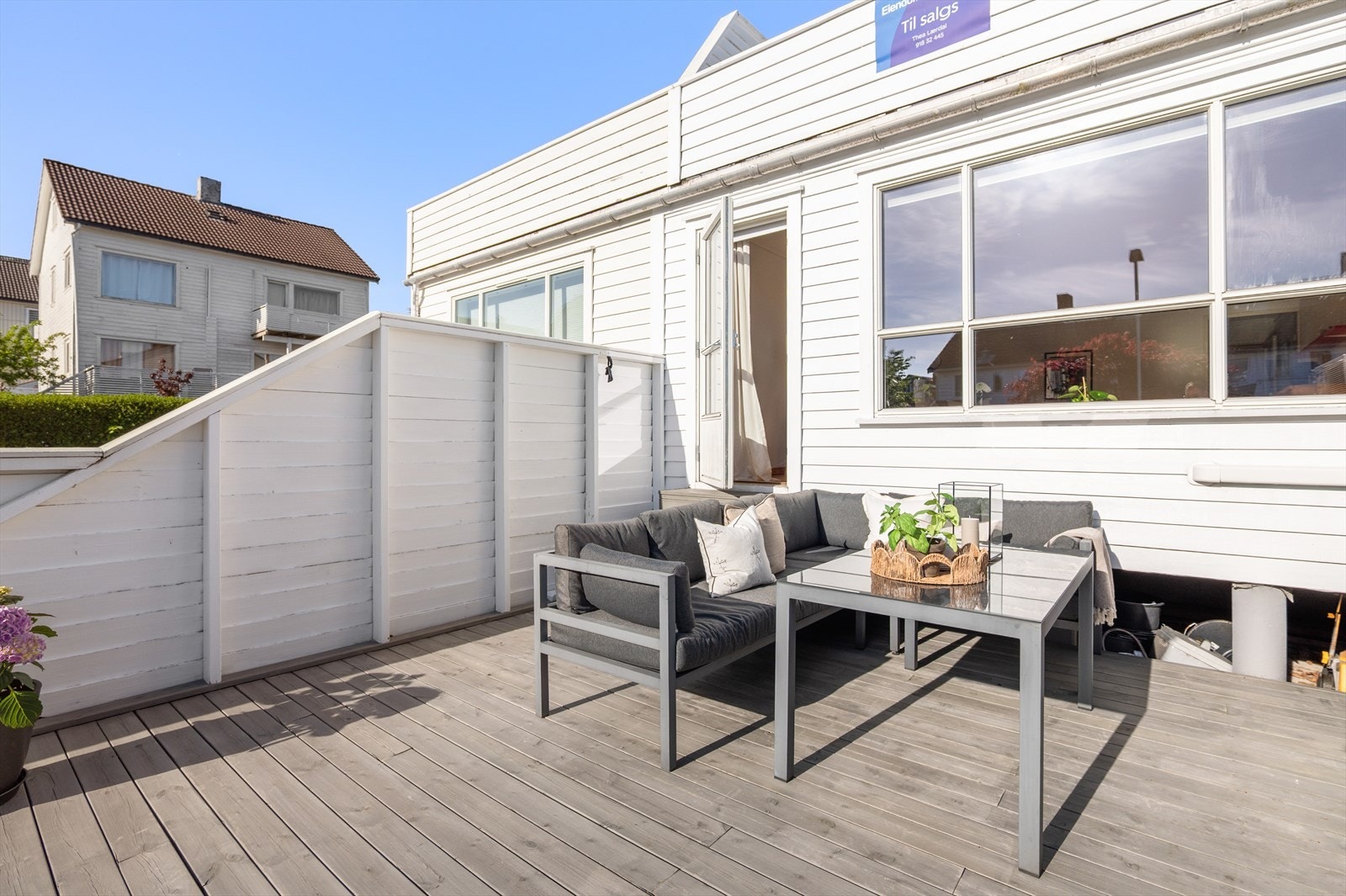 Fra stuen er det direkte utgang til en stor treterrasse på bakkeplan. Galleribilde