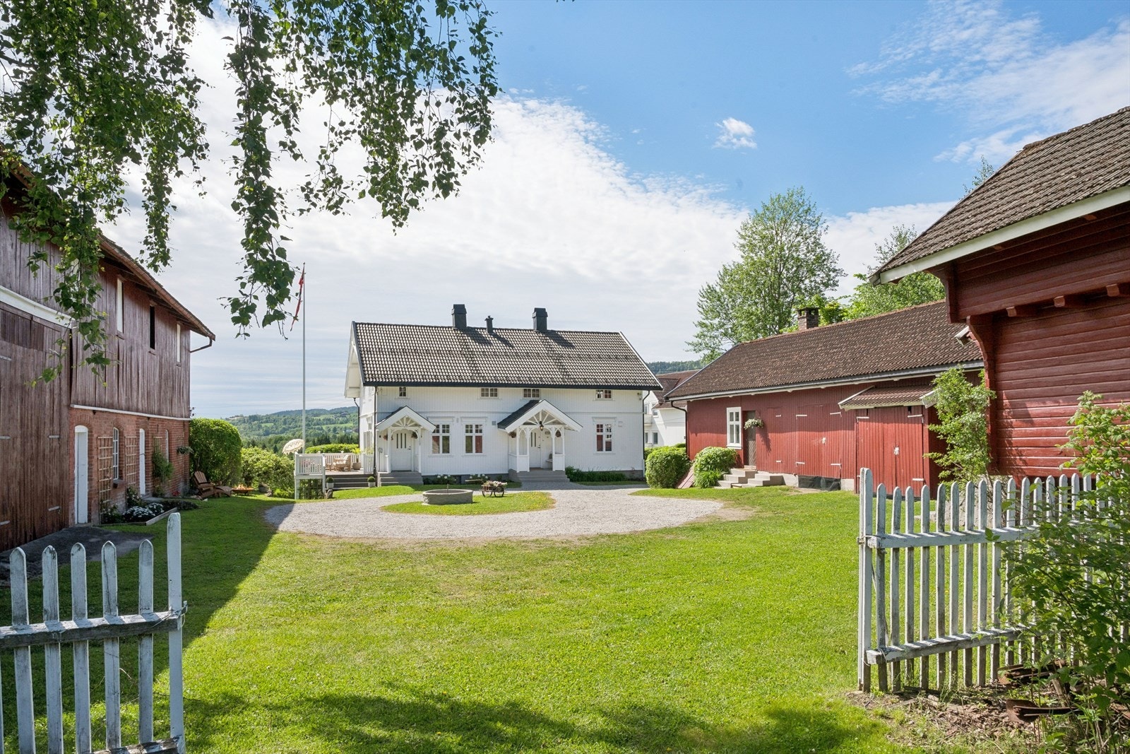 Tunet består av våningshus, låve, bryggerhus og stabbur, alle med innlagt strøm. Galleribilde