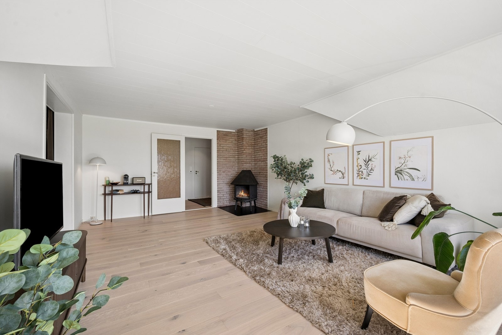 Vegger i andre etasje har fått nye gipsplater og er nymalte, noe som gir et rent og moderne uttrykk. Galleribilde