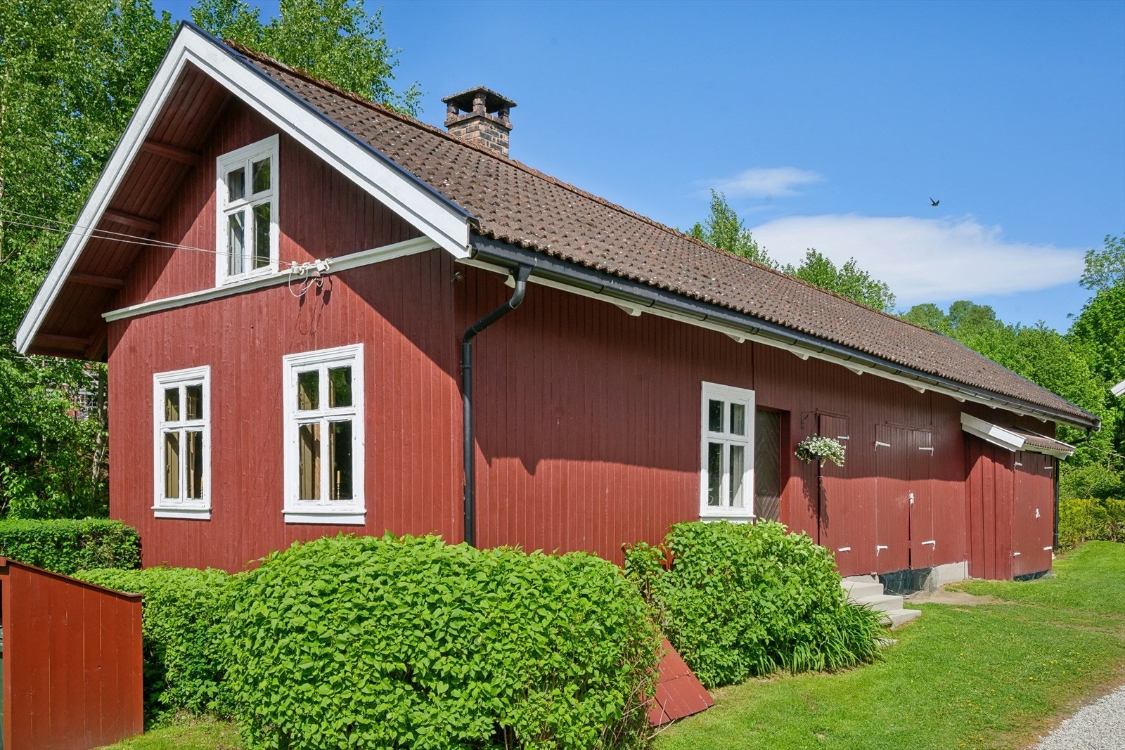 Bryggerhuset er en trekonstruksjon på dels betonggrunnmur, tekket med betongstein. Galleribilde