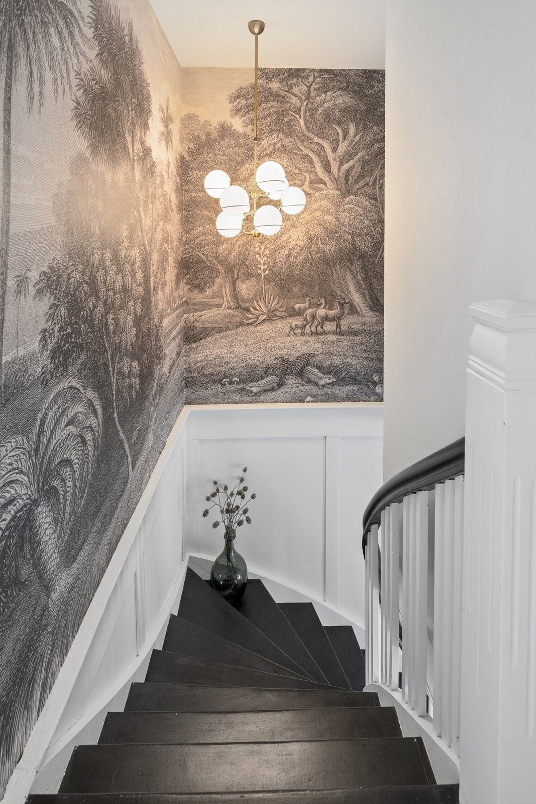 Trappeløpet til andre etasje er en elegant detalj i interiøret. Galleribilde
