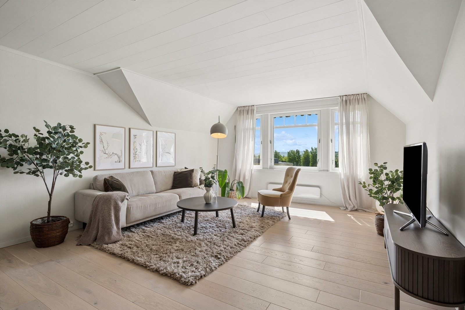 Loftstuen i andre etasje gir ekstra spillerom for familien. Alle gulv i denne etasjen er nye. Galleribilde