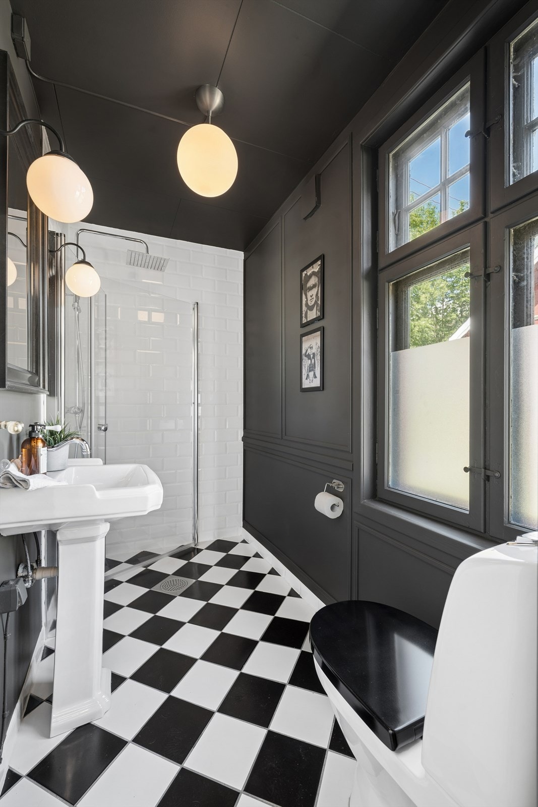 Badet i første etasje er utstyrt med toalett, servant og dusj. Galleribilde