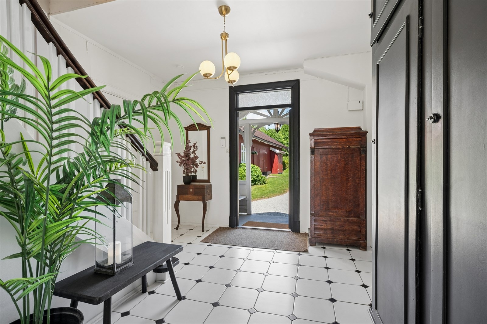 Her ønskes du velkommen inn i et nydelig og romslig inngangsparti, med klassiske fliser på gulvet som gir et tidløst og innbydende førsteinntrykk. Galleribilde