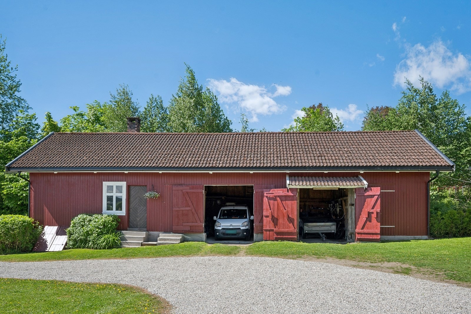 I bryggerhuset er det garasjeplass, og det er rikelig med parkeringsplass på tomten. Galleribilde