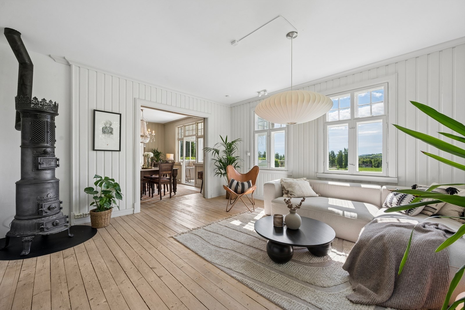 De fleste overflater i boligen er nymalte, og i stuen er det lagt nytt gipstak. Galleribilde