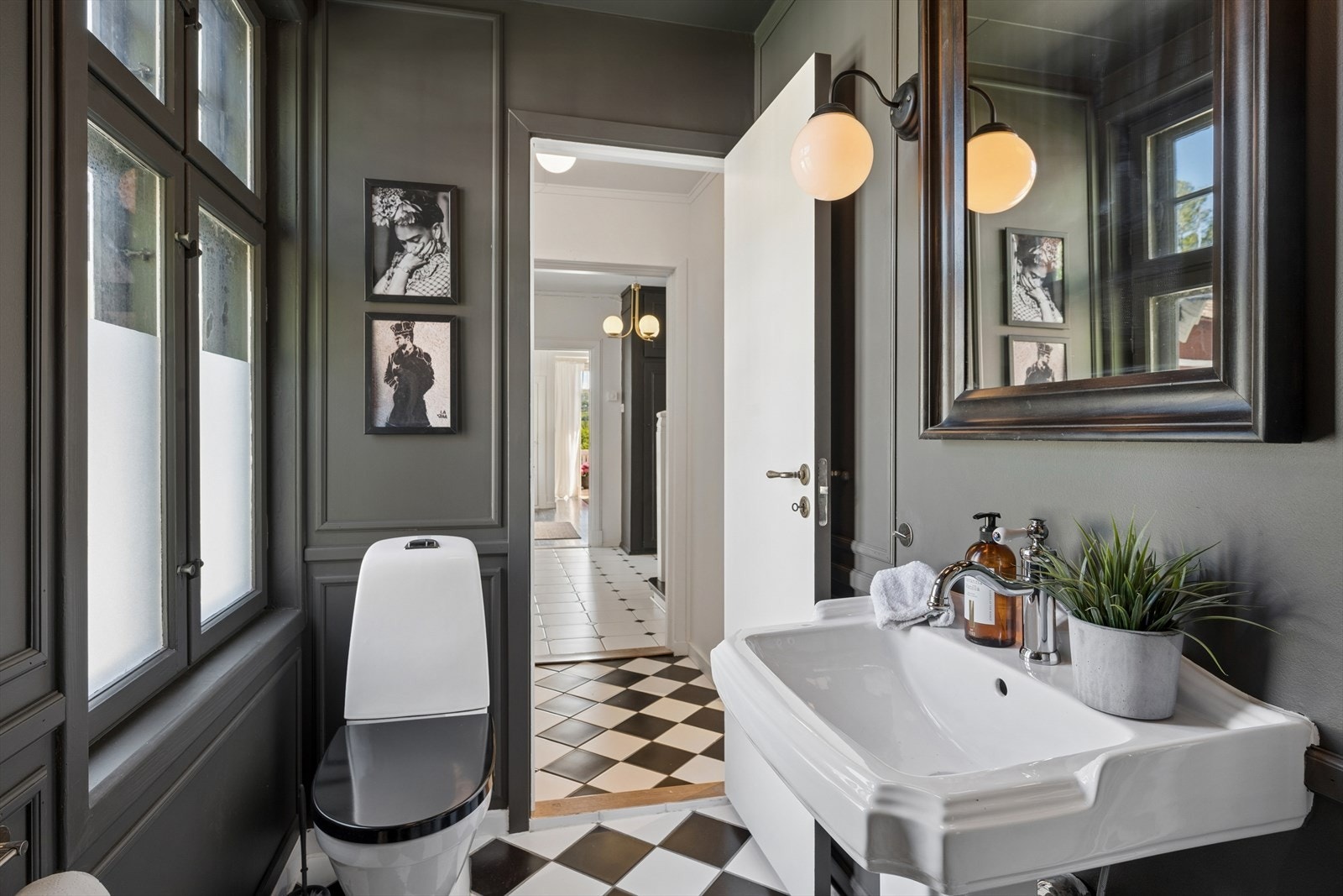 Badet i første etasje ble overflateoppusset i 2019 og har flislagt gulv med elektriske varmekabler. Galleribilde