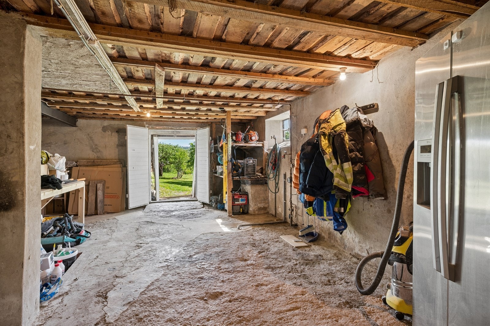 Fra gangen i kjeller er det adkomst til flere boder, samt videre adkomst til til hagen. Galleribilde