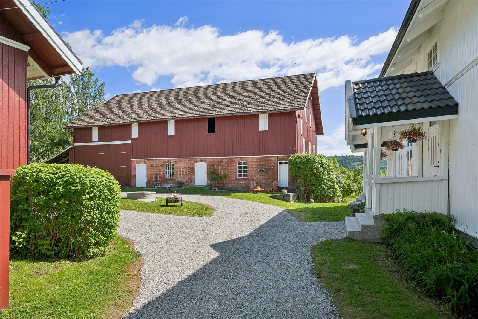 Den gruslagte gårdsplassen gir rikelig med parkeringsplass og en flott ramme rundt tunet. Galleribilde