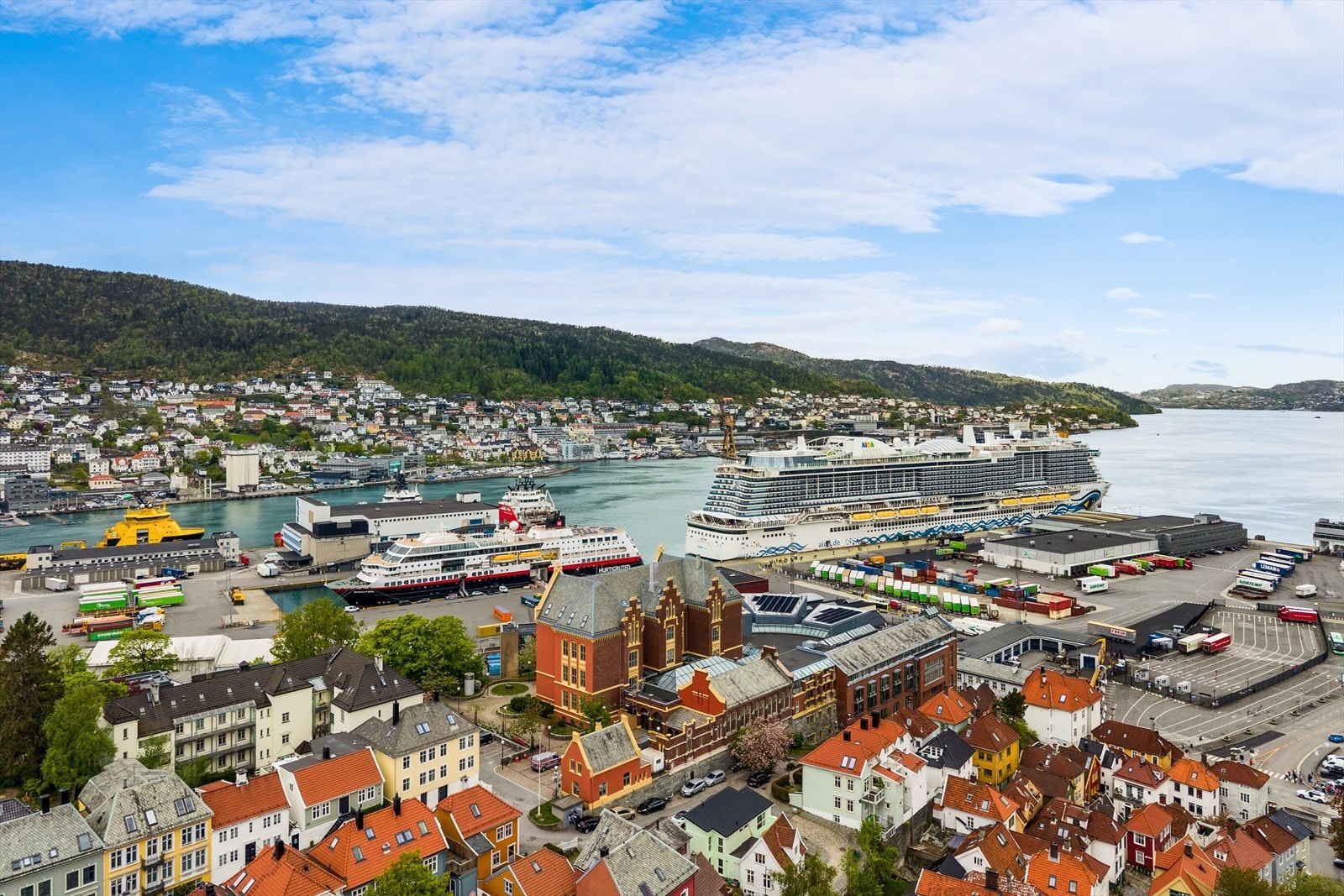 Flott oversiktsbilde som viser den sentrale beliggenheten mot sjø og byfjell. Galleribilde