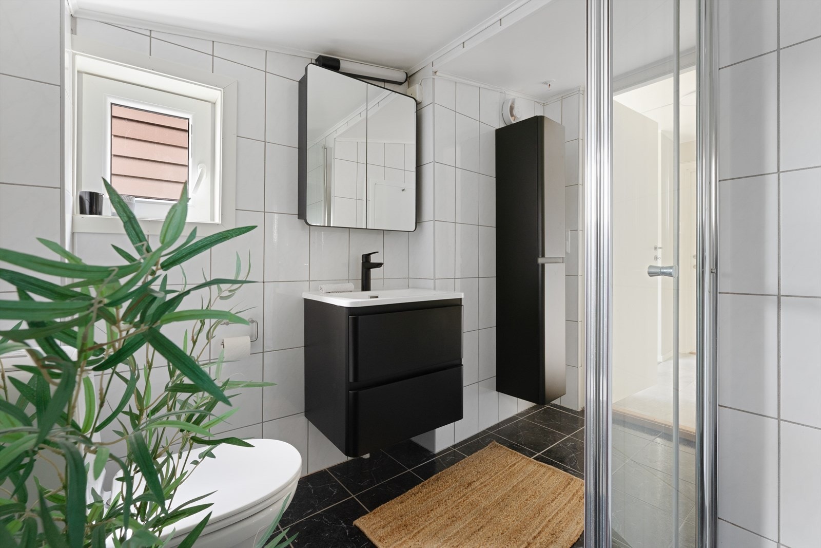 Badet har opplegg for vaskemaskin og praktisk innredning. Galleribilde