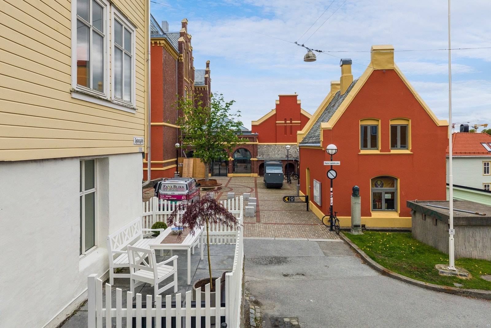 Hyggelig felles uteplass med rom for en liten sittegruppe. Galleribilde