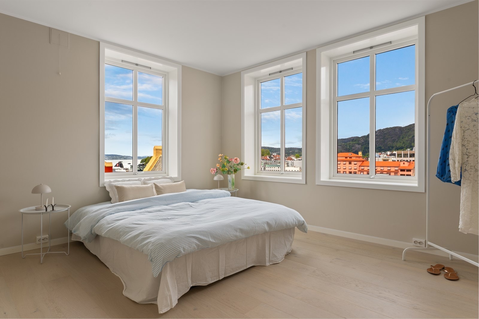 Hovedsoverom med store vinduer og god plass til seng. Galleribilde