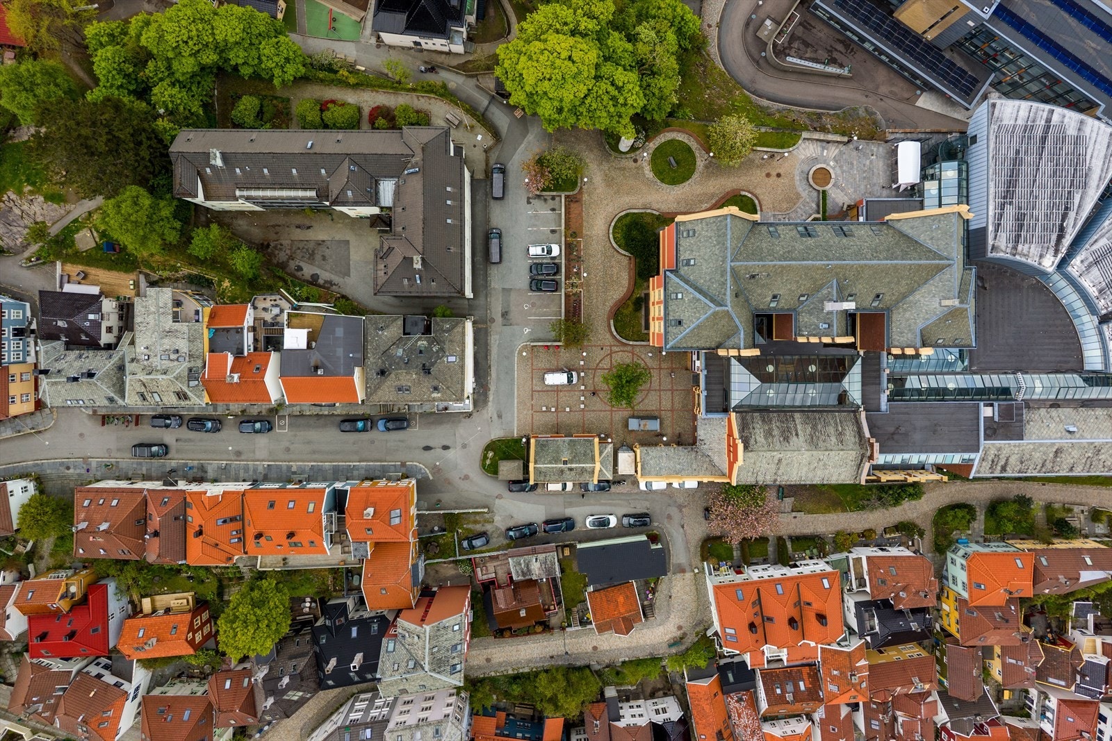 Luftfoto som gir god oversikt over eiendommen og den sentrale plasseringen. Galleribilde