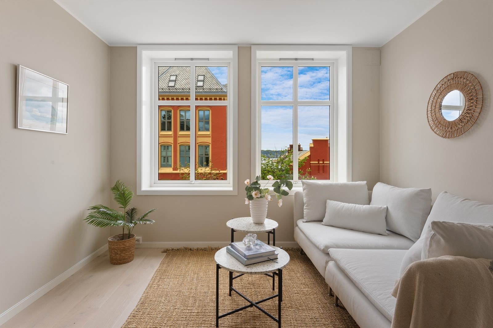 Trivelig stue med store vindusflater Galleribilde
