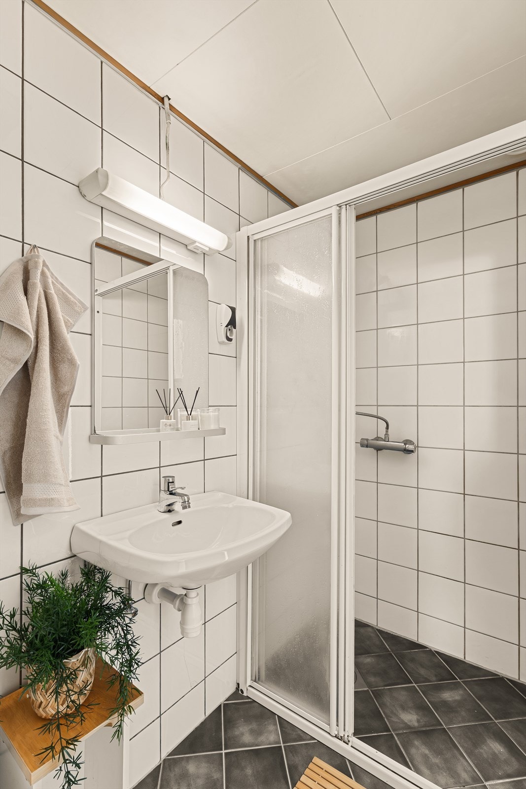 - Badet byr på en praktisk og romslig dusjsone - Galleribilde