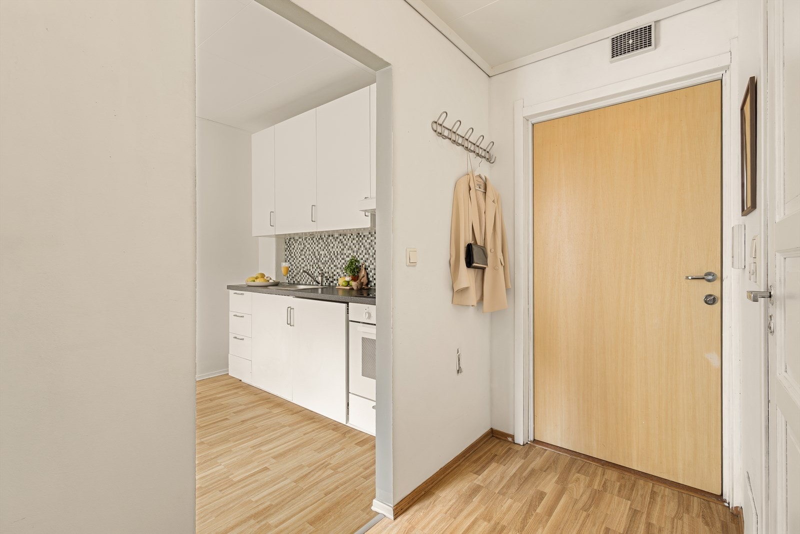 - Entréen i boligen ønsker deg varmt velkommen inn, og her er det plass til å henge fra seg yttertøy - Galleribilde