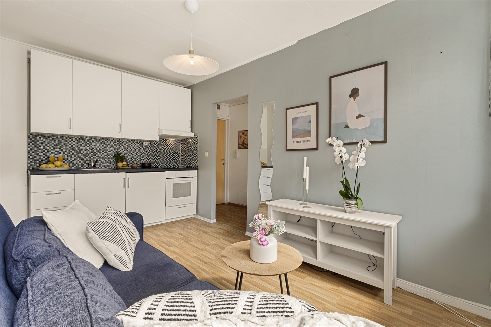 - Her får du en lys og fin stue malt i tidsriktige farger, med et pent laminatgulv som setter et moderne preg på rommet - Galleribilde