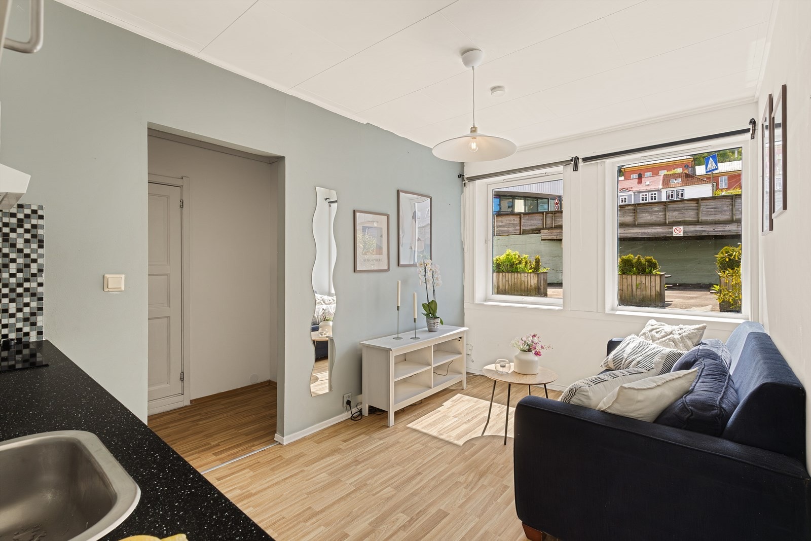- Velkommen inn til denne hyggelige boligen, som byr på en åpen og praktisk stue- og kjøkkenløsning på 11 m² - Galleribilde