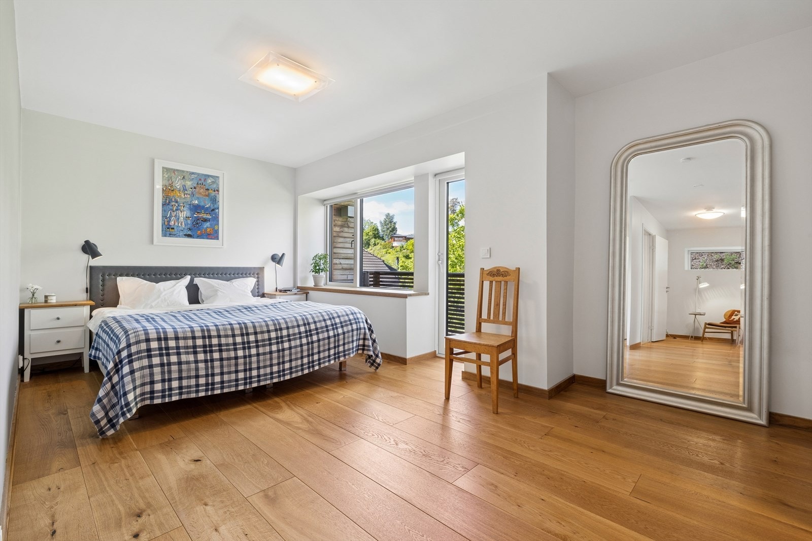 Hovedsoverommet er i suiteløsning, tilknyttet eget bad, balkong og walk-in closet. Galleribilde