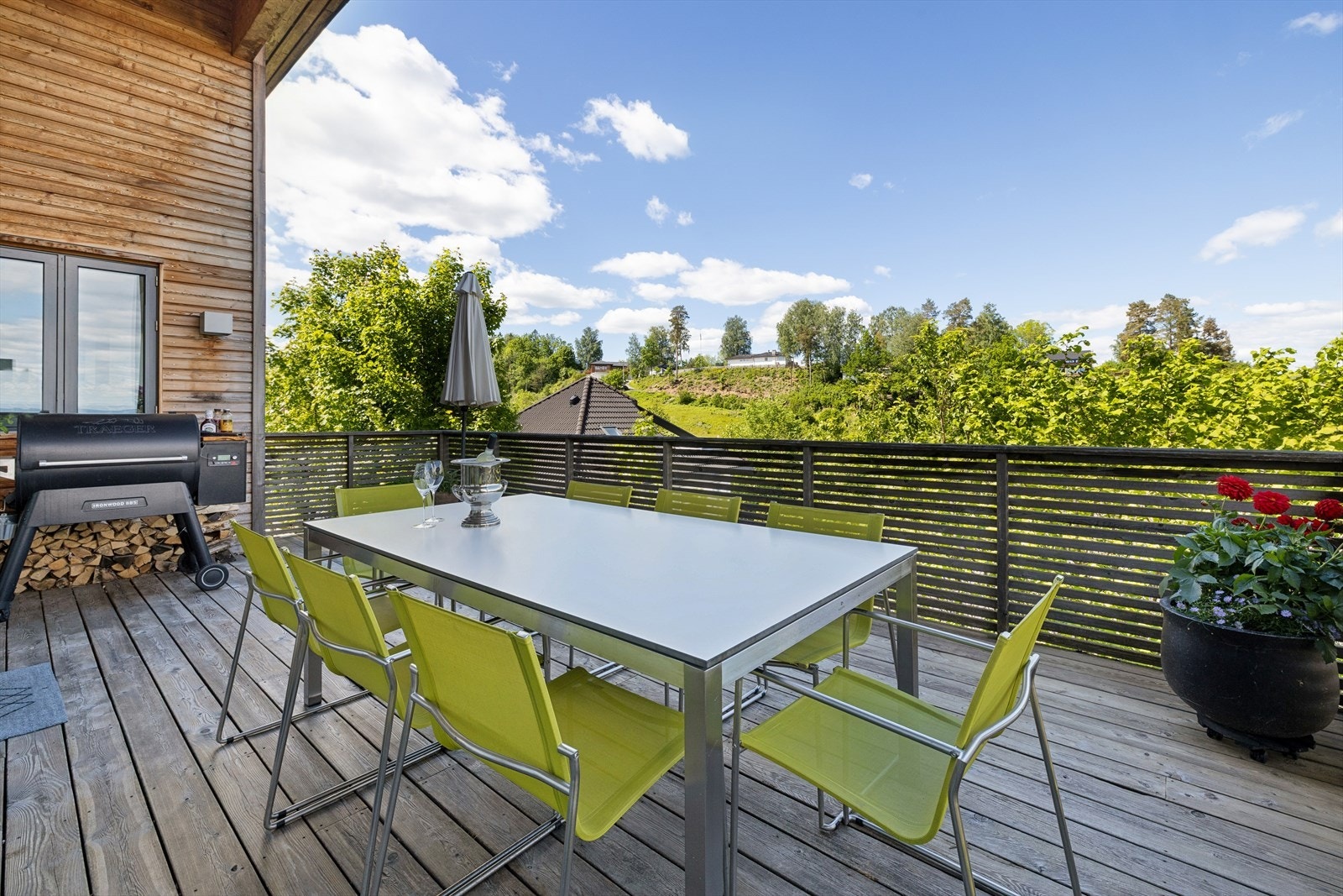 God plass til grill og spisebord. Fin kveldssol også. Galleribilde