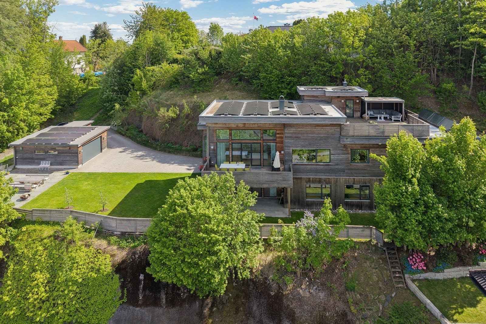 En meget spennende arkitekttegnet enebolig med eksklusive detaljer. Galleribilde