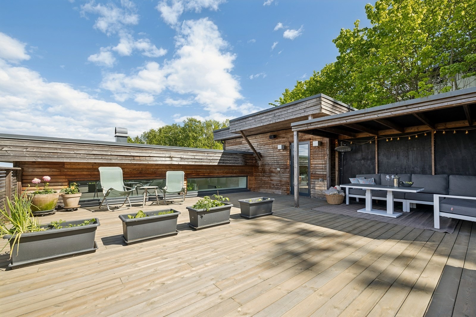 Stor takterrasse med delvis overbygget sitteplass. Galleribilde