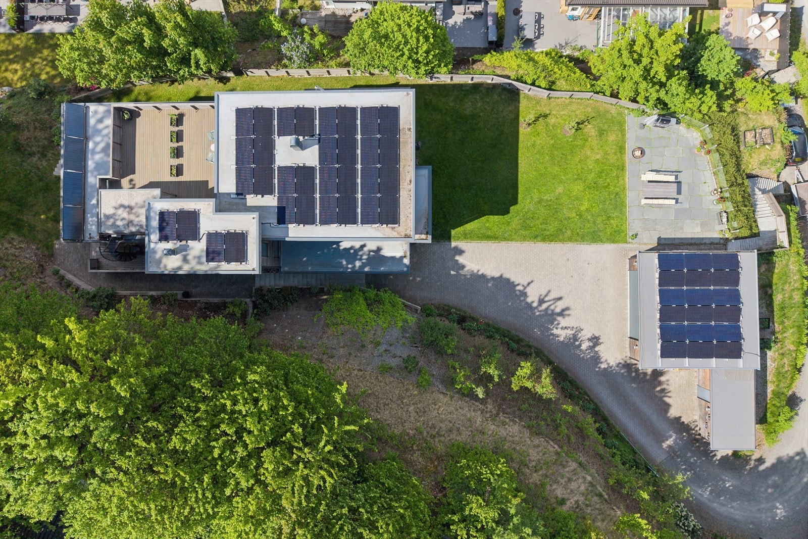 Det omfattende solvarme- og solcelleanlegget gir lave strømkostnader. Galleribilde