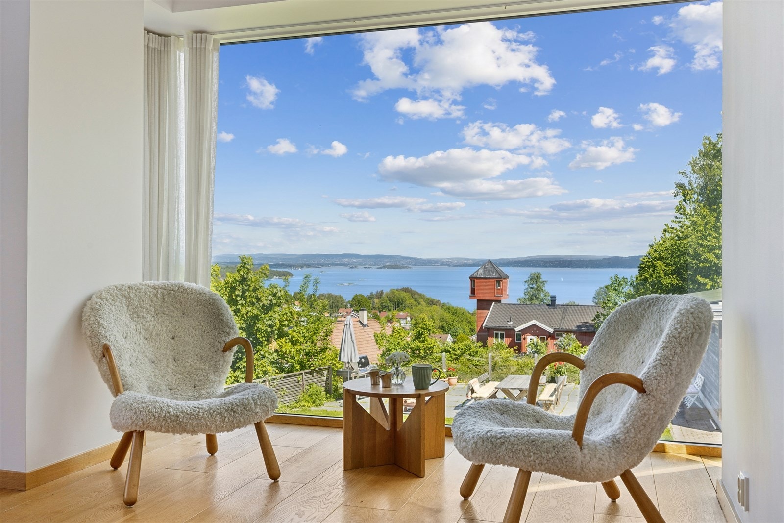 Idyllisk beliggende med panorama fjordutsikt. Galleribilde