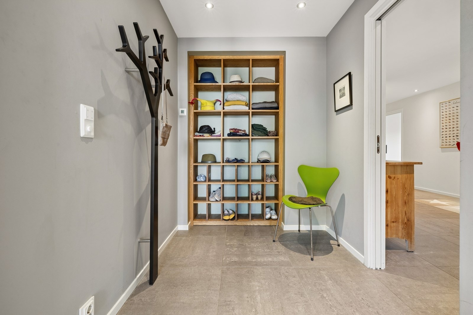 Velkommen inn til et romslig vindfang. Galleribilde