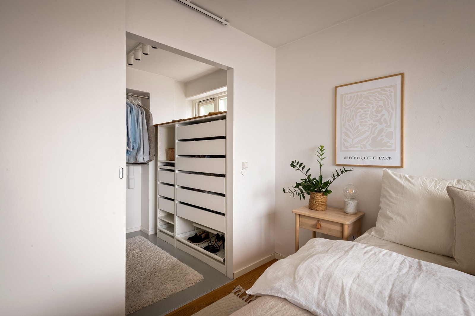 Egen walk-in garderobe på hovedsoverom Galleribilde