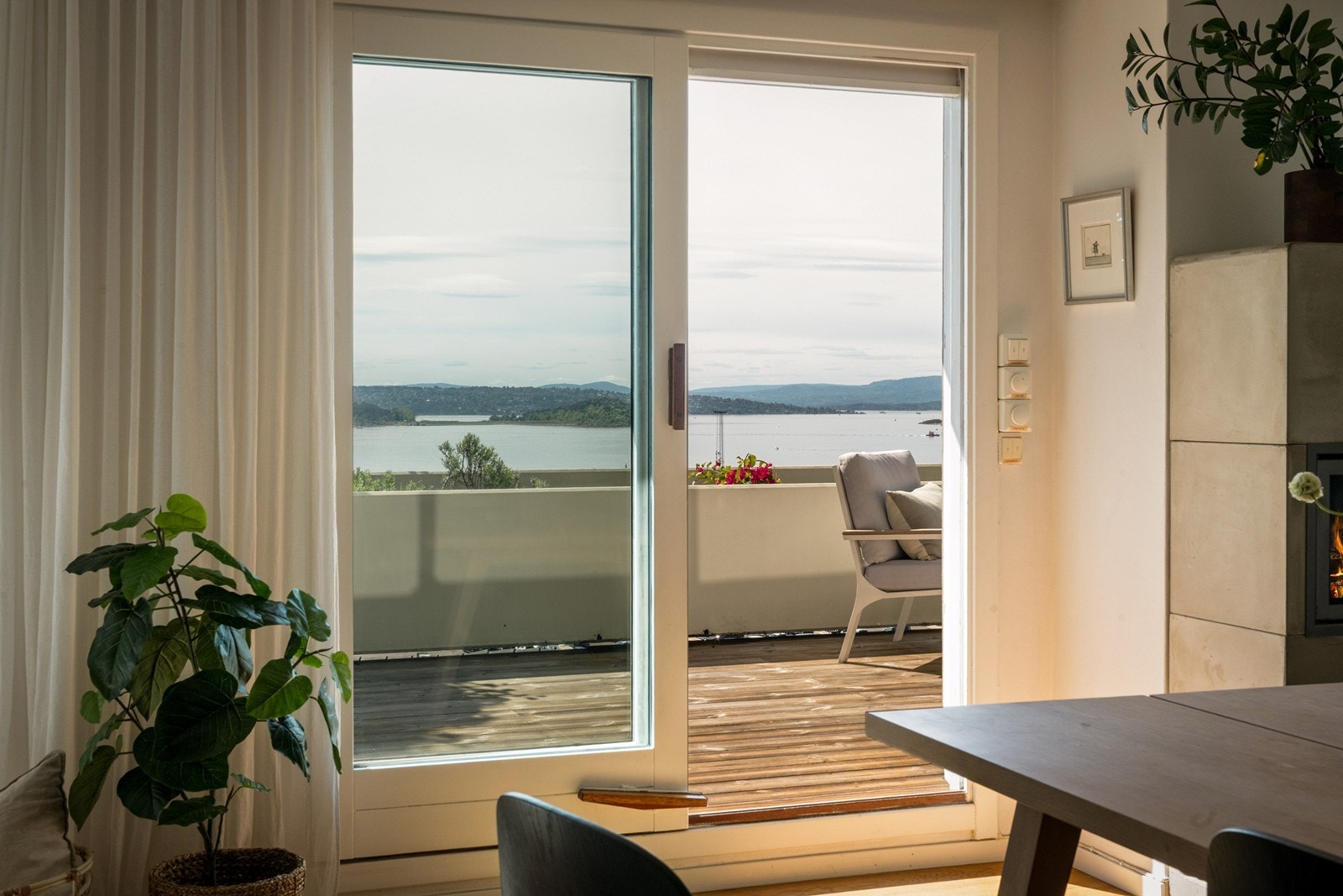 Utgang fra spisestue til den flotte terrassen Galleribilde