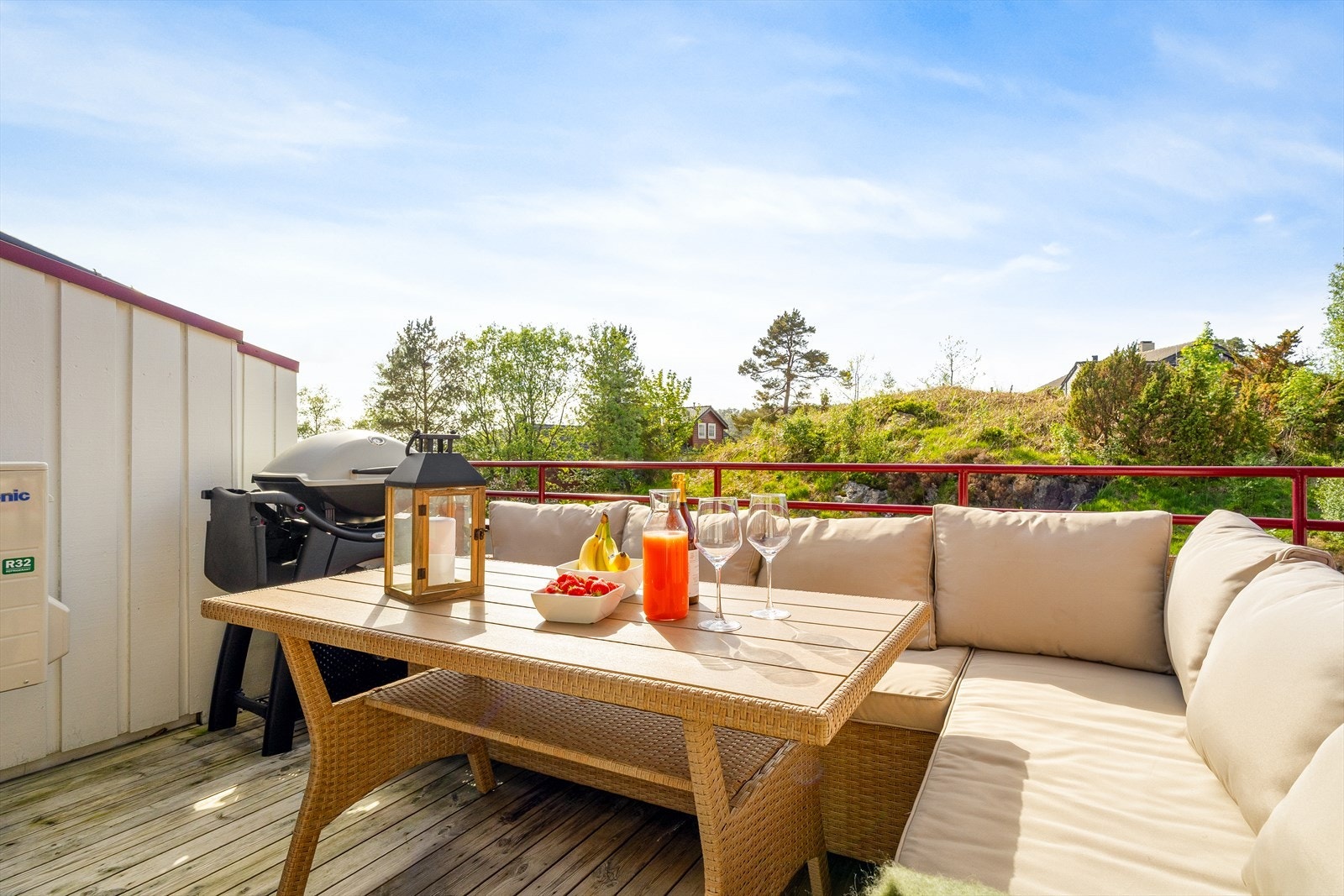 - Fra stuen har man direkte adkomst til flott balkong som måler 8 m² med sommersol fra morgen til kveld - Galleribilde