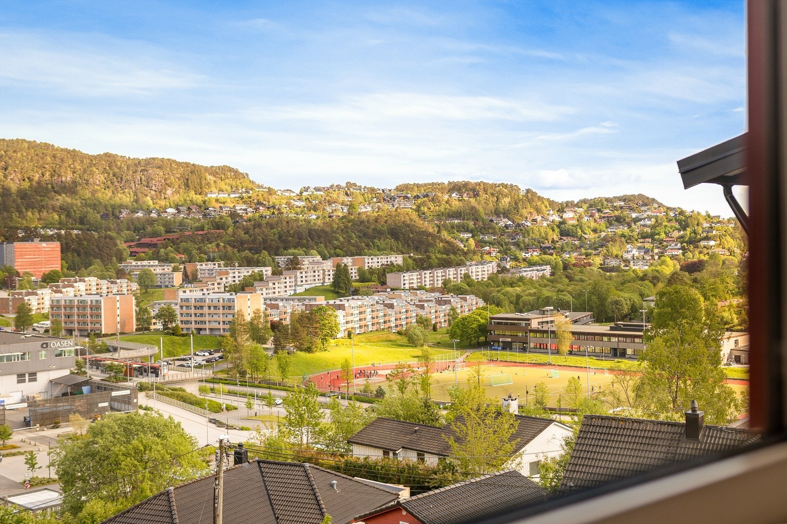 - Fra stuevinduet har man utsikt mot Oasen - Galleribilde